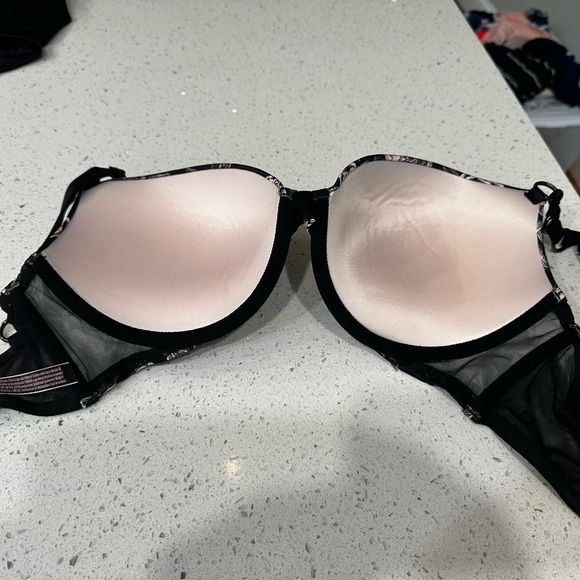 Victoria’s Secret very sexy push-up 32DDD Floral Black Bra. EUC - Picture 3 of 4